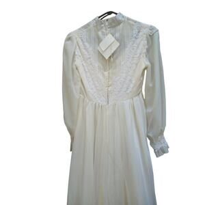 Vintage 1970s NWT ILGWU Ivory Wedding Dress Empire Waist Train Lace Fit As 4